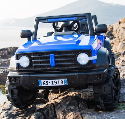 Большой мальчик ездит на электрическом спортивном автомобиле UTV с дистанционным управлением 6v4 * 2 и PP пластиковый тип