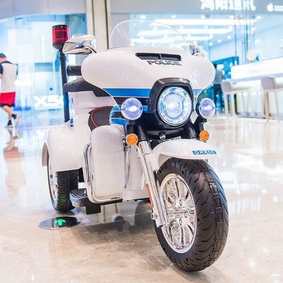 Дети едут на мотоцикле с моделью в красной краске